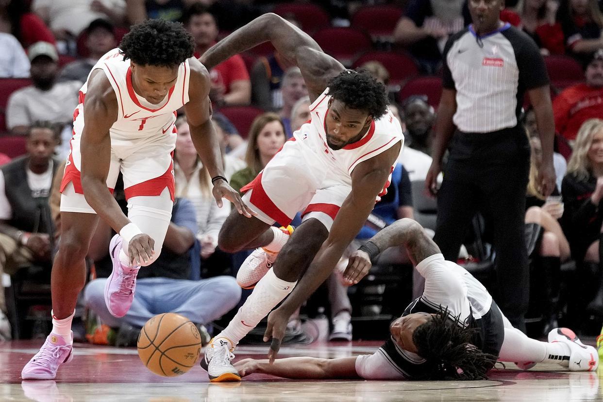 4人缺阵，火箭队被动变阵！24岁“眼镜侠”首进轮换，高效砍5+1+2