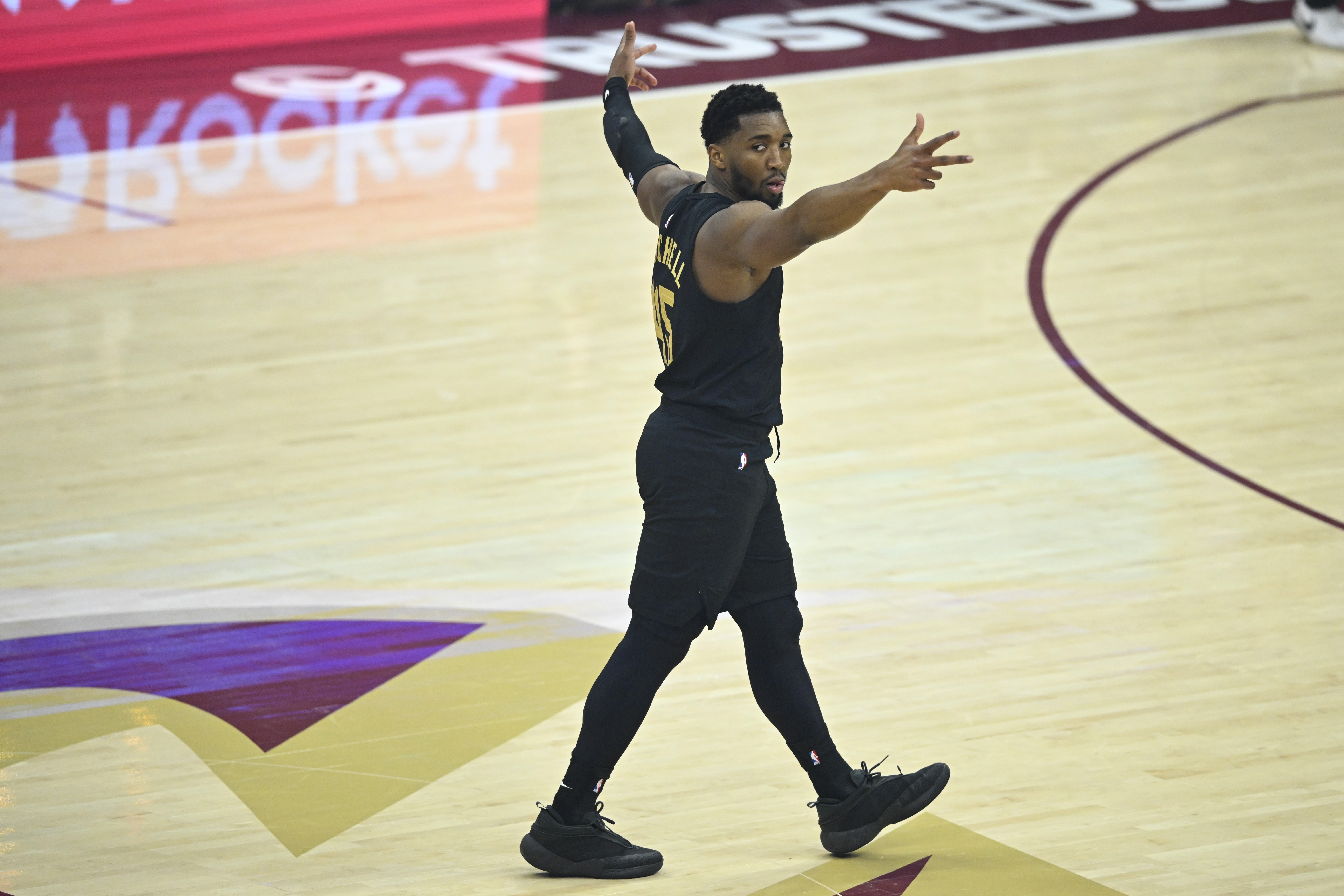 星空体育-70+先生仅11人！张大帅6次打满全场屠榜 现役6人 三旬老汉仅一位